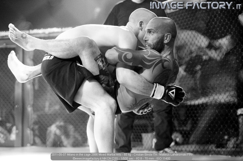 2011-05-07 Milano in the cage 2996 Mixed Martial Arts - 65 kg - Cristian Binda ITA - Matteus Lahdesmaki FIN.jpg